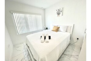 4 bedrooms, iron/ironing board, WiFi, bed sheets
