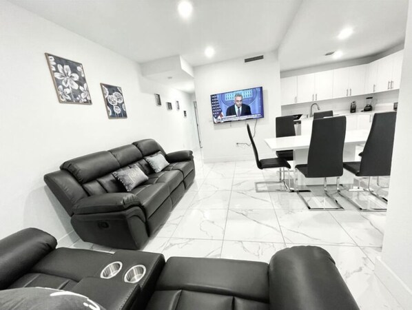 Smart TV - ❤️Gorgeous 4-Bedroom Home Top roof Free parking ❤️ (Homestead)