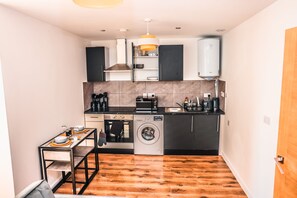 Fridge, microwave, oven - Cosy Apartment in North London (London)