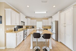 Fridge, microwave, oven, stovetop - Large spacious Home (Enterprise)