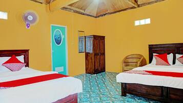 Suite Keluarga | Ruang kerja ramah laptop dan seprai linen