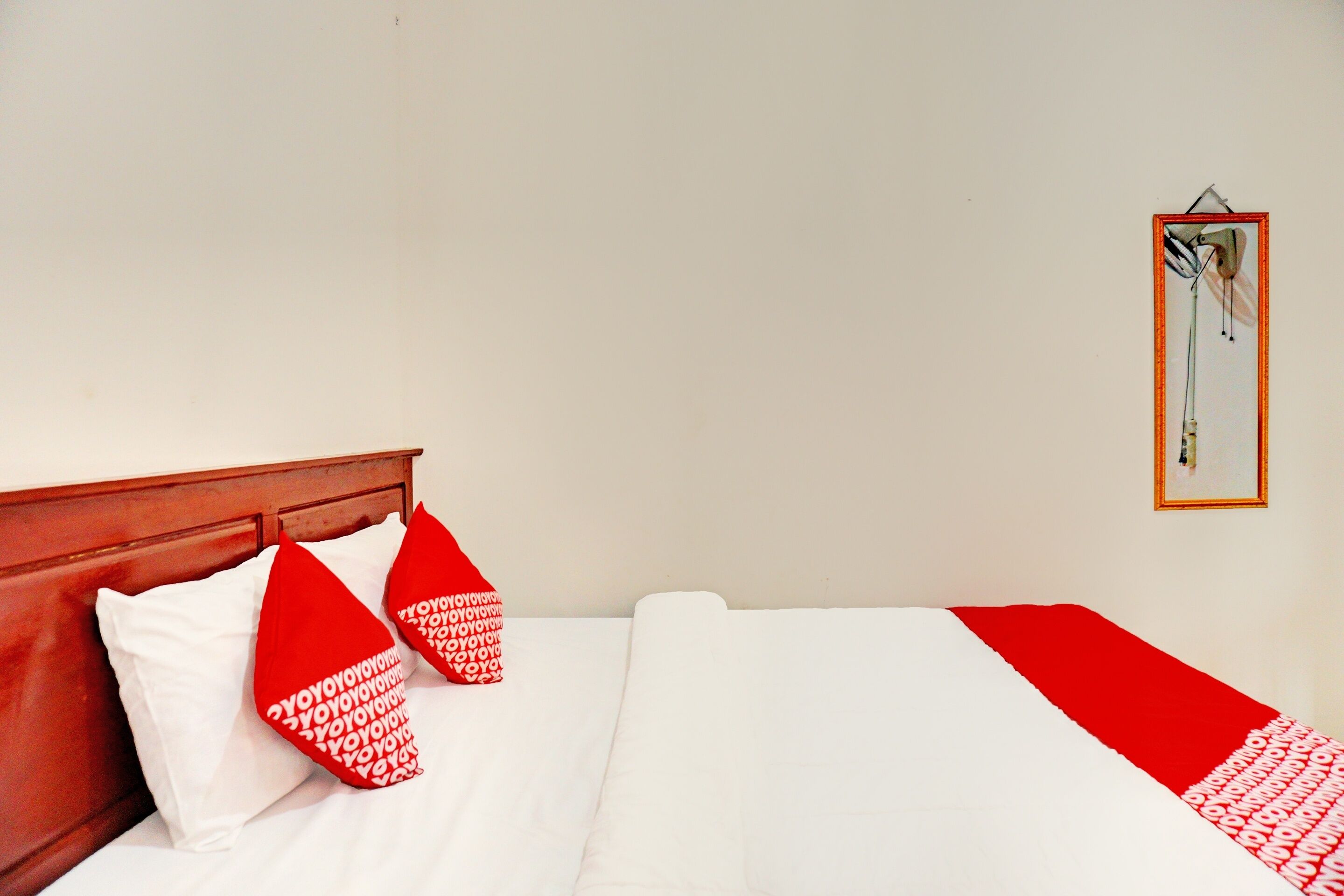 جناح بتجهيزات أساسية | مساحة عمل للكمبيوتر المحمول وملاءات أسرّة