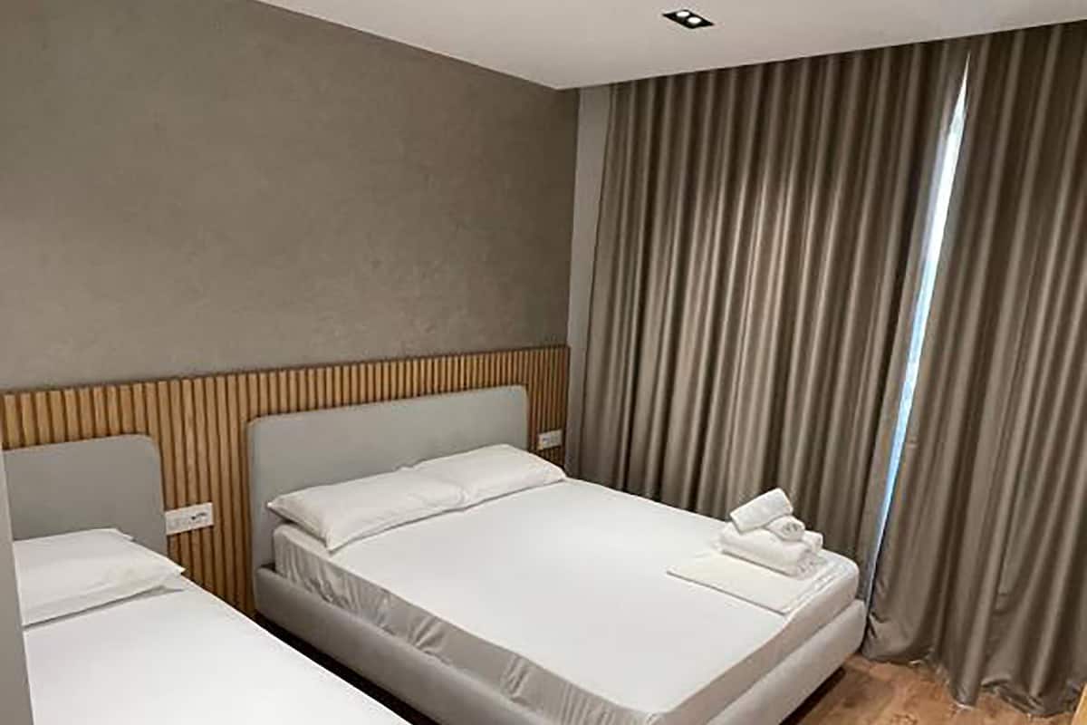 Habitación triple Deluxe | Minibar, escritorio, sistema de insonorización y wifi gratis