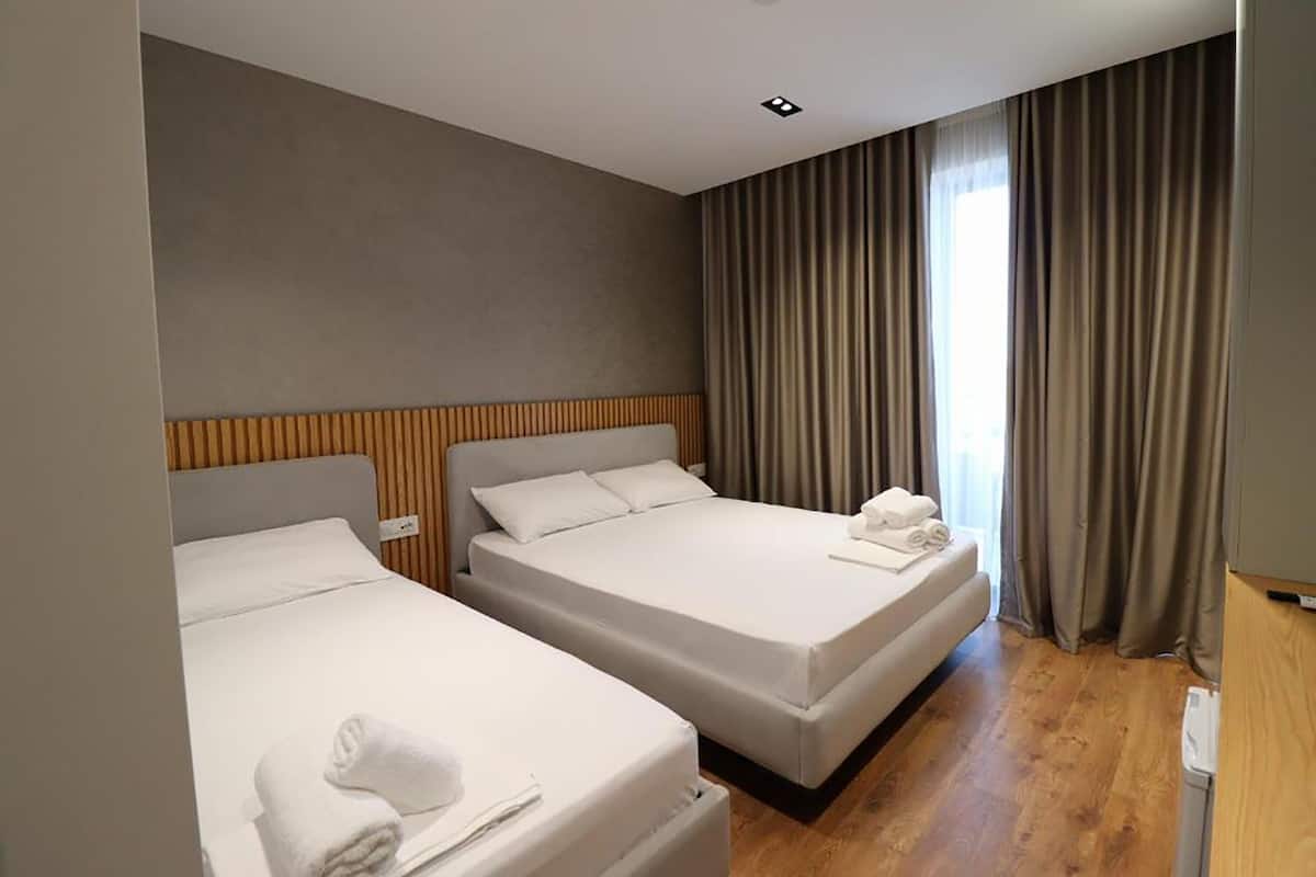 Minibar, escritorio, sistema de insonorización y wifi gratis