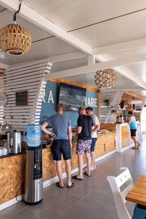 包含每日自助早餐