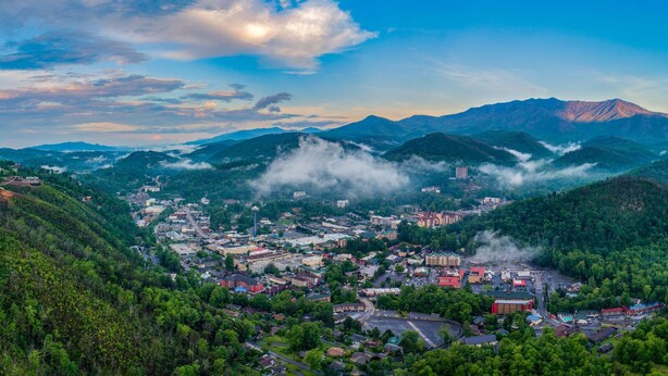 Une ville nichée dans une vallée, avec des montagnes en toile de fond.