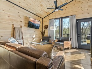 تلفزيون ذكي، مدفأة، كُتُب