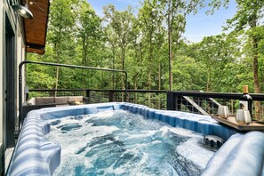 Outdoor spa tub - Family Cabin! Hot Tub+Firepit,Dollywood, Mini Golf- (Sevierville)
