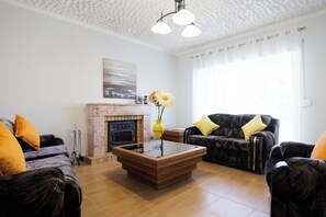 Una Smart TV, una chimenea