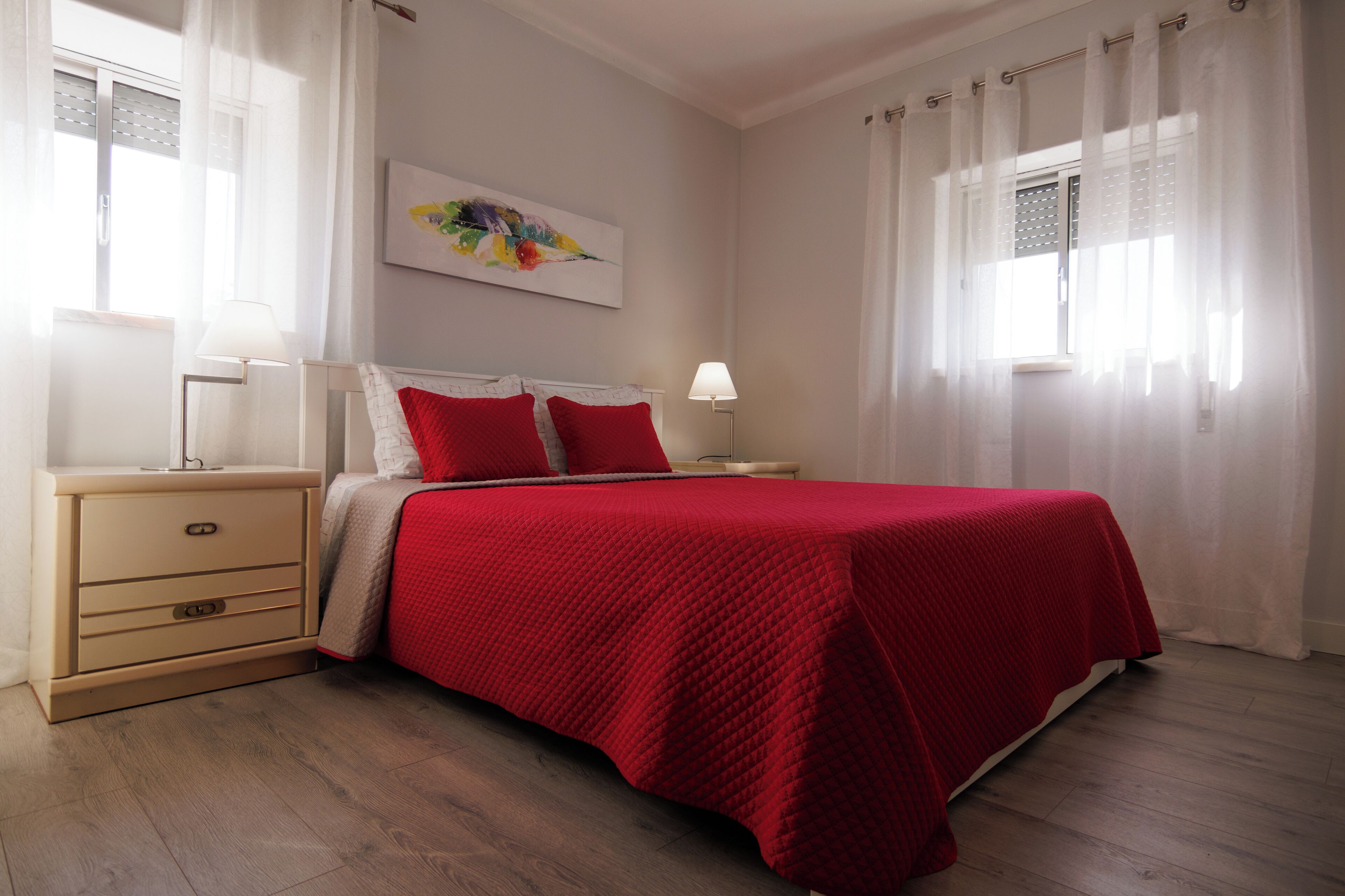 3 habitaciones, tabla de planchar con plancha y cuna de viaje 