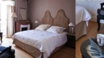Een hotelkamer met een bed, een stoel, een tafel met een dienblad en een raam.