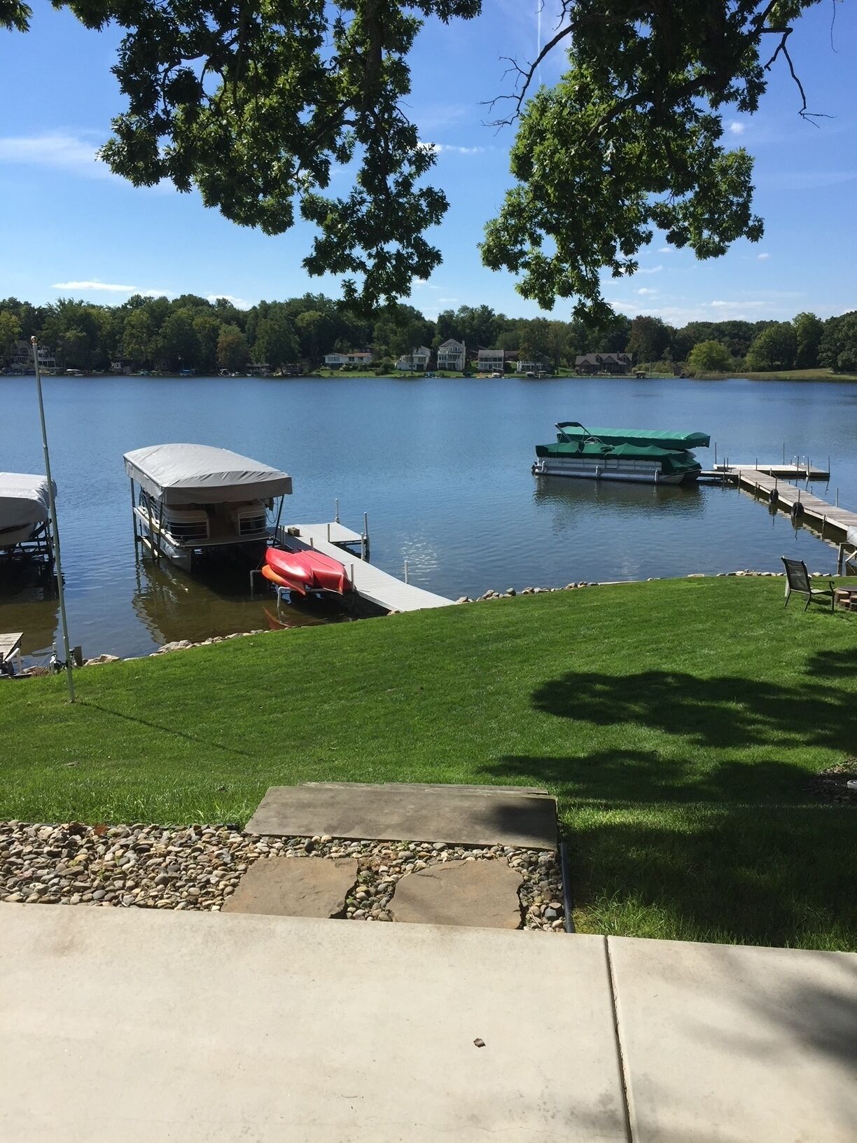 Come to the lake!! This lake front cottage is perfect for family & friends!