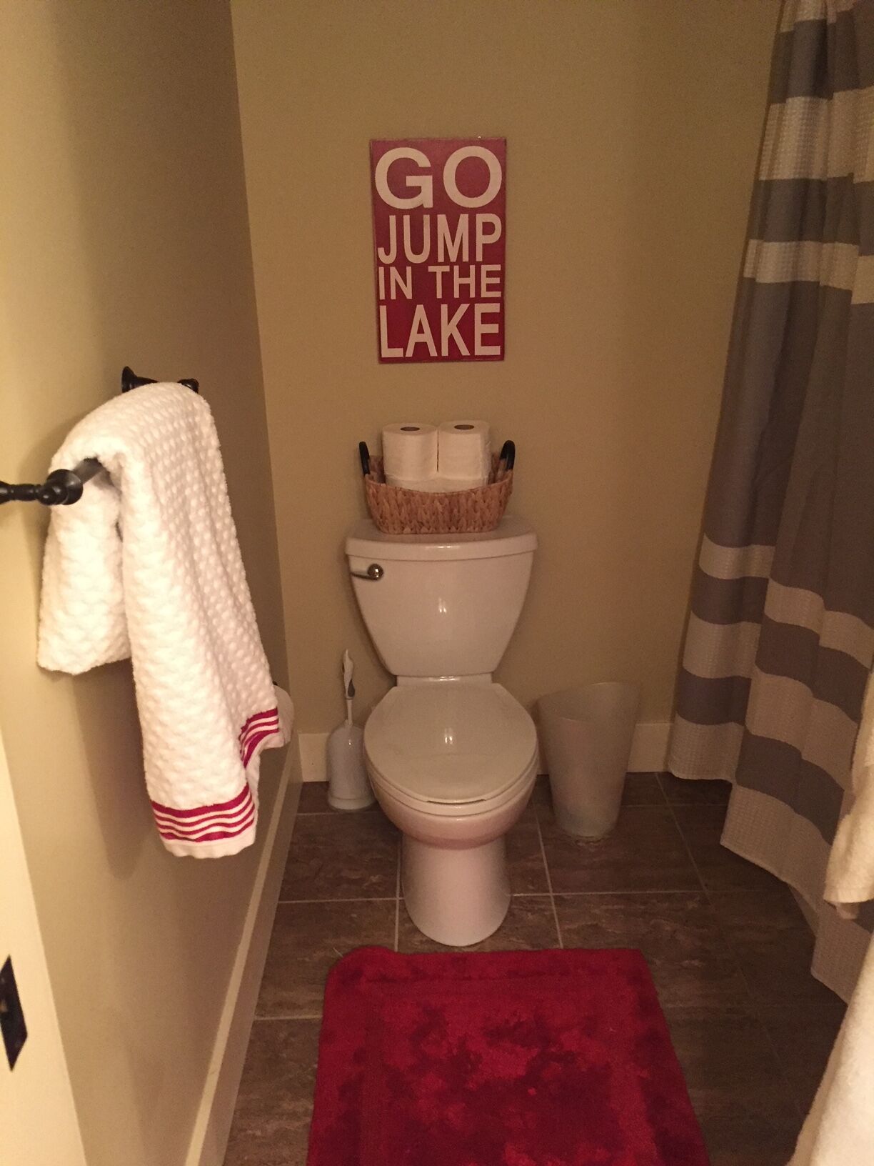 Come to the lake!! This lake front cottage is perfect for family & friends!