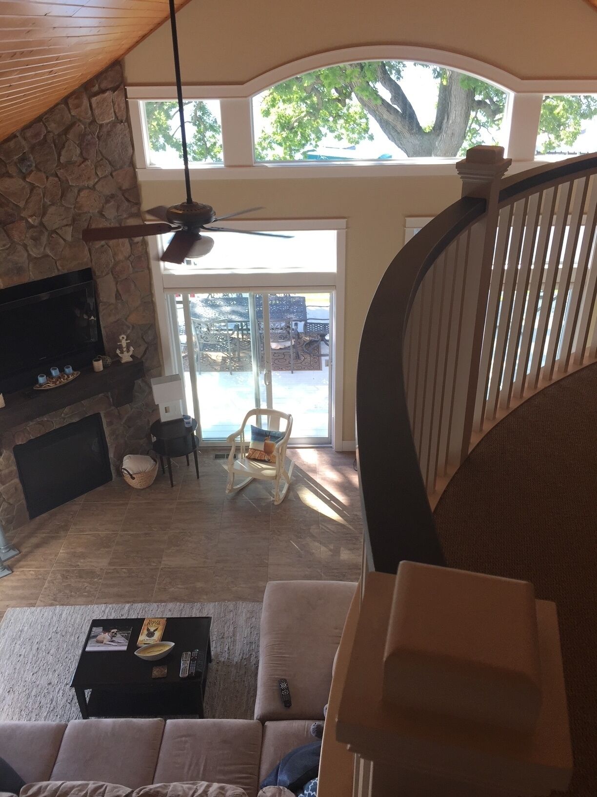 Come to the lake!! This lake front cottage is perfect for family & friends!