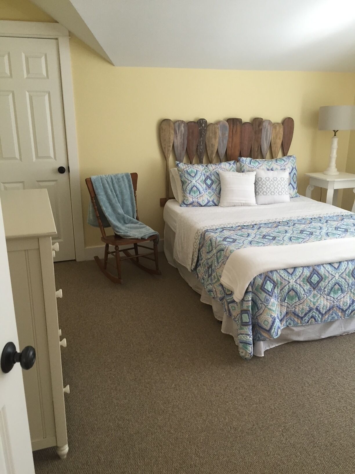 Come to the lake!! This lake front cottage is perfect for family & friends!