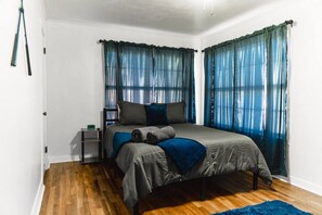 3 habitaciones, escritorio, tabla de planchar con plancha y wifi