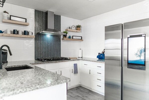 Refrigerador, microondas, horno y parrilla de estufa