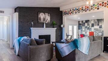 Télévision, cheminée, jeux vidéo, table de tennis de table