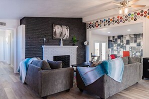 TV, fireplace, video games, table tennis - SOUND AND COLOR MIDLAND (Midland)