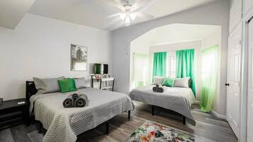 Bureau, fer et planche Ă repasser, Wi-Fi, draps fournis