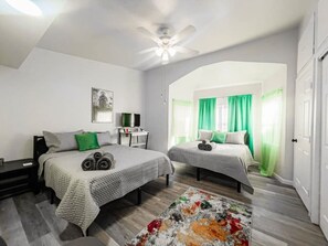 مكتب ومكواة/لوح كي وواي فاي وملاءات أسرّة