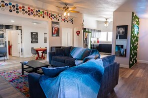 تلفزيون، مدفأة، ألعاب فيديو، تنس طاولة