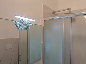 Dusche, Haartrockner, Bidet, Handtücher