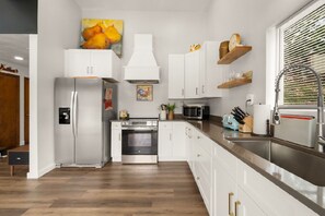 Kjøleskap, mikrobølgeovn, ovn og kokeplater