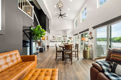 Modern Lake Front House Lake of the Ozarks 4 bed 2 bath Dock Boat private MM44