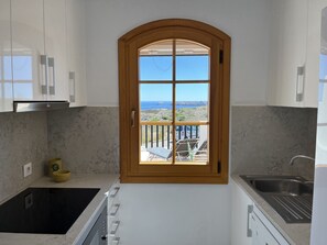 Kjøleskap, mikrobølgeovn, kokeplater og oppvaskmaskin