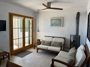 TV, fireplace