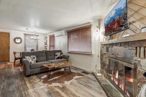 Smart TV, fireplace, offices - Come to the Hideout! Hot Tub, Fire Pits & Views! (Woodland Park)