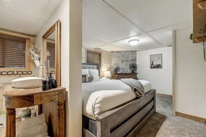 2 bedrooms, iron/ironing board, free WiFi, bed sheets - Come to the Hideout! Hot Tub, Fire Pits & Views! (Woodland Park)