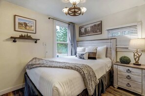 2 bedrooms, iron/ironing board, free WiFi, bed sheets - Come to the Hideout! Hot Tub, Fire Pits & Views! (Woodland Park)