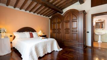 3 camere, una scrivania, ferro/asse da stiro, Wi-Fi gratuito