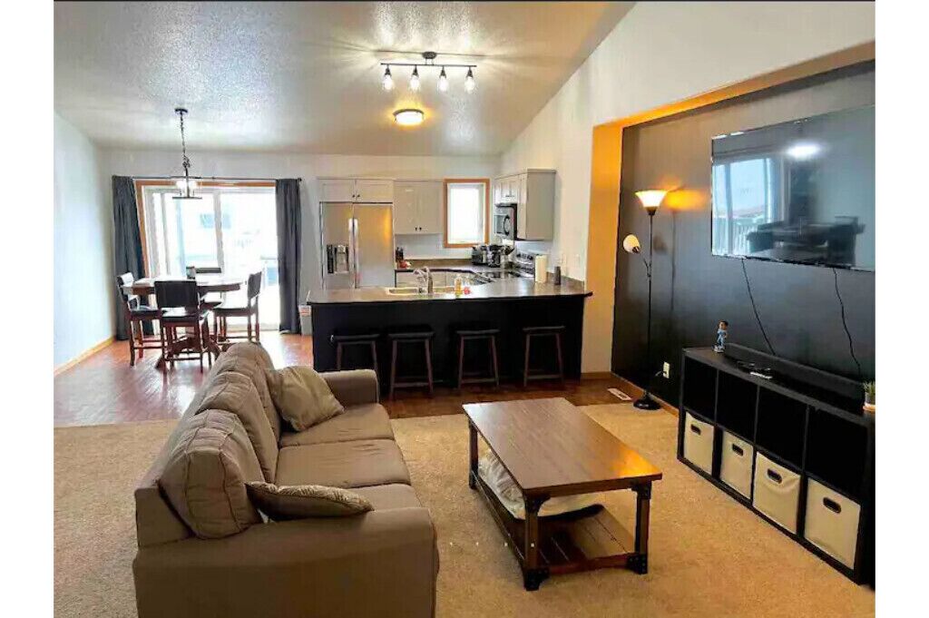 智能电视、书、立体声音响、办公室