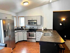 Fridge, microwave, oven, stovetop - The Pad! A Perfect Home For Anyone on the Go. (West Fargo)