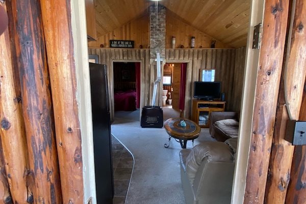 2 makuuhuonetta, tallelokero huoneessa, silitysrauta/-lauta