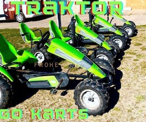 Una fila de karts verdes con marca visible y neumáticos.