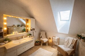 Dusche, Haartrockner, Seife, Shampoo