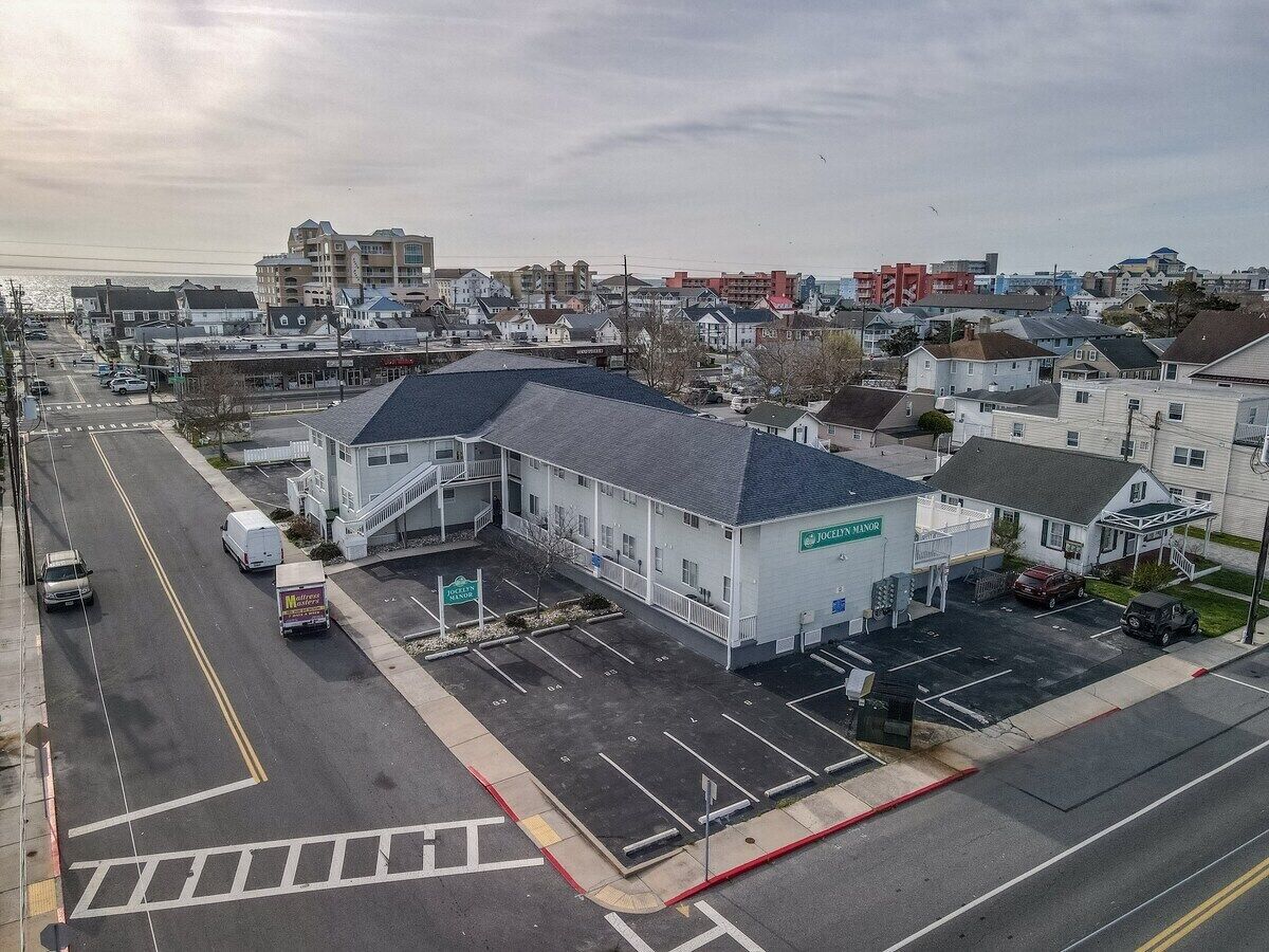 A building with a sign reading "RUCY'S MALL" and a parking lot in front.