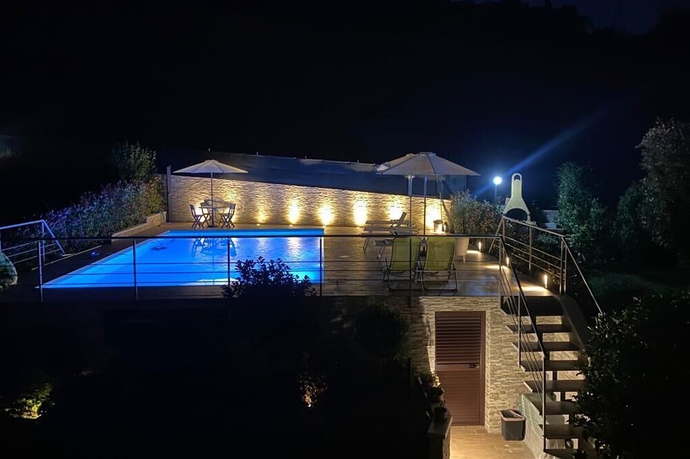 Apartment just steps away from the sea with pool and whirlpool