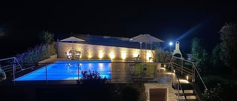 Una piscina al aire libre