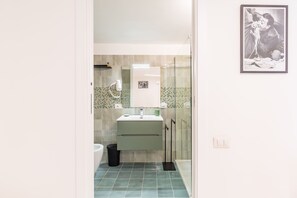 Shower, hair dryer, bidet, towels - Umberto's Nest at Toledo (Napoli)
