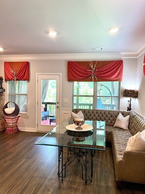 Smart-TV, Kamin, Videospiele, Bücher