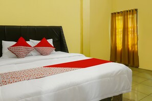 Deluxe tweepersoonskamer | Een bureau, een laptopwerkplek, beddengoed