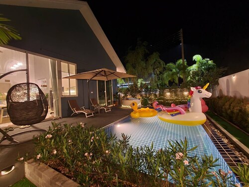 villa private pool and jacuzzi, 5 min from the beach!