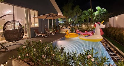 villa private pool and jacuzzi, 5 min from the beach!