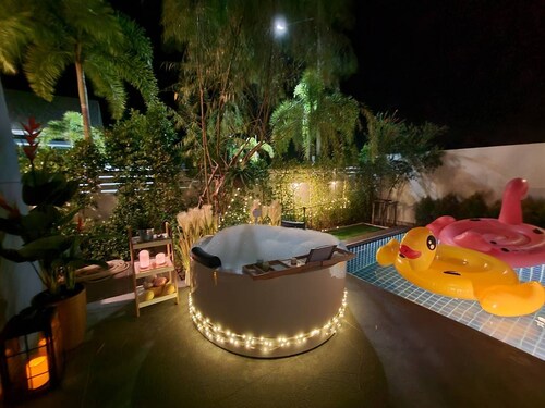 villa private pool and jacuzzi, 5 min from the beach!