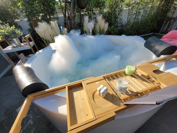 Outdoor spa tub